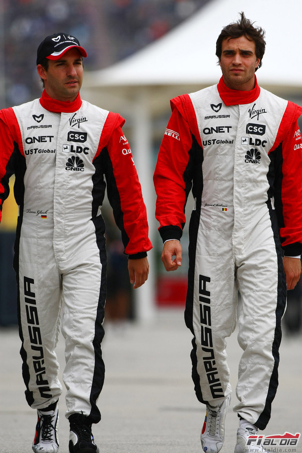 Los pilotos de Virgin caminan por el paddock de Shanghai