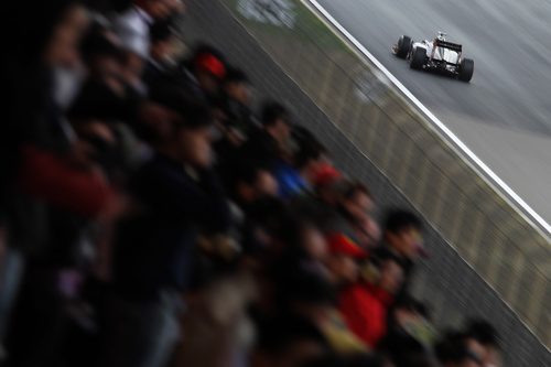 Nick Heidfeld pasa junto a una de las gradas de Shanghai