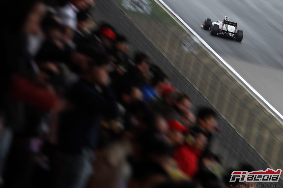 Nick Heidfeld pasa junto a una de las gradas de Shanghai