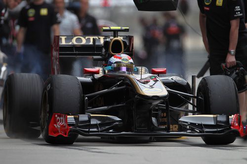 Vitaly Petrov sale a pista durante la clasificación del GP de China 2011