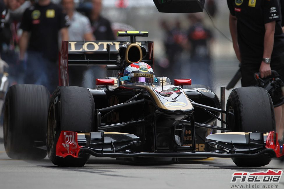 Vitaly Petrov sale a pista durante la clasificación del GP de China 2011