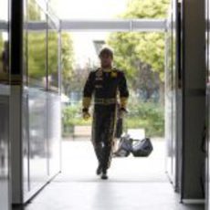 Heidfeld entra al garaje de Lotus Renault GP en Shanghai