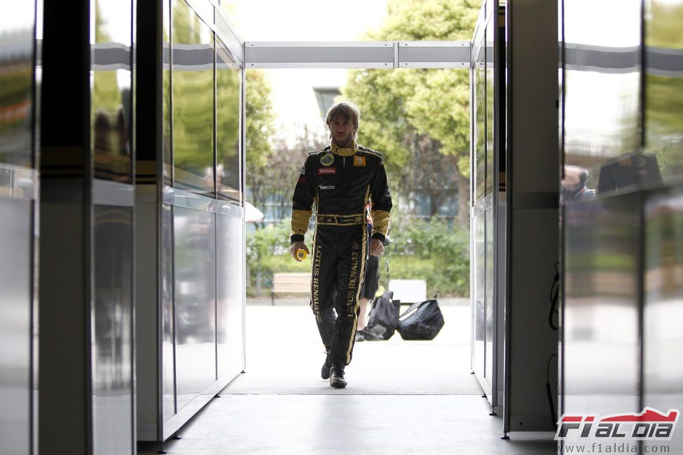 Heidfeld entra al garaje de Lotus Renault GP en Shanghai