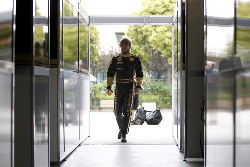 Heidfeld entra al garaje de Lotus Renault GP en Shanghai