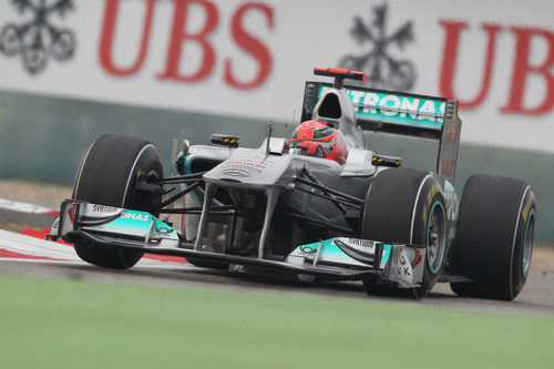 Michael Schumacher rueda durante los libres de China 2011