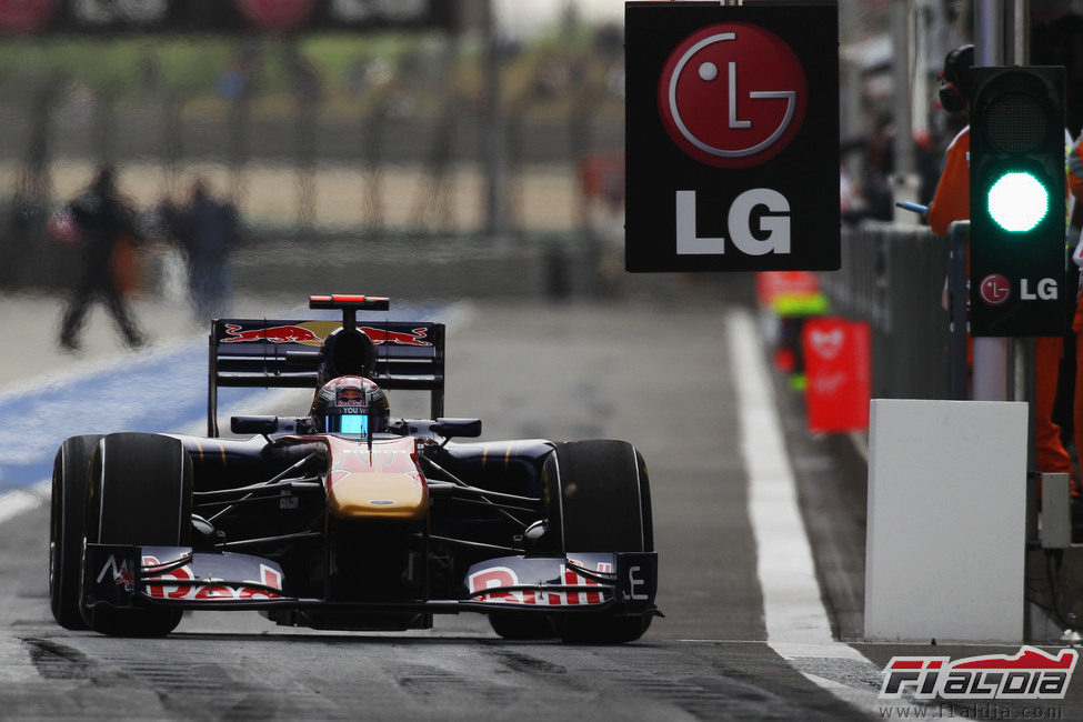 Buemi saliendo de boxes