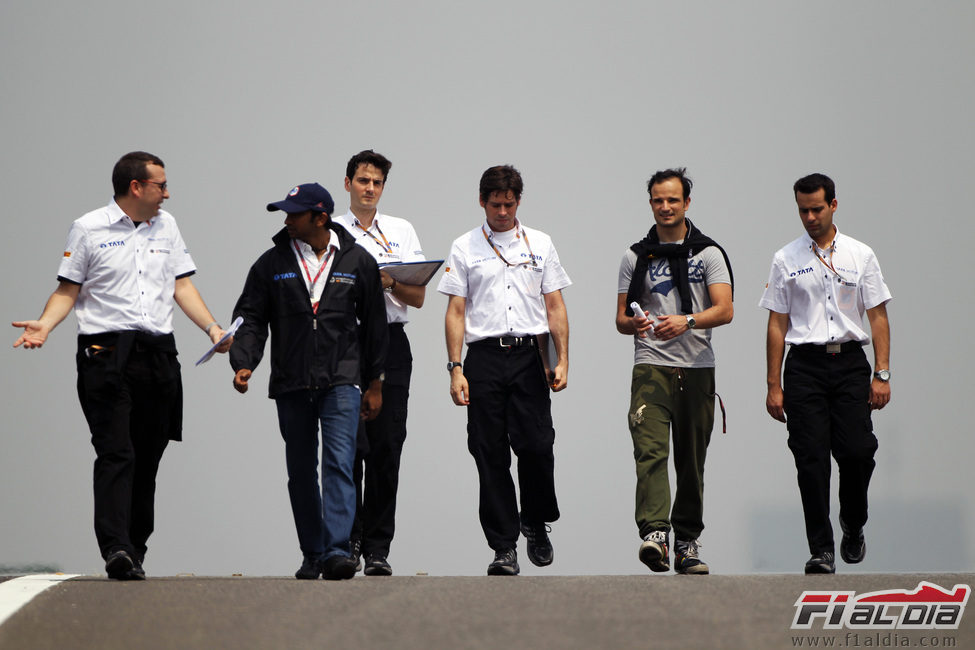 Hispania recorre a pie el trazado del GP de China 2011