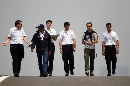 Hispania recorre a pie el trazado del GP de China 2011