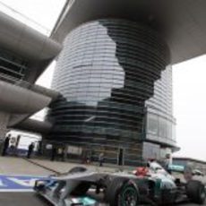 Michael Schumacher entrando a boxes en Shanghai 2011