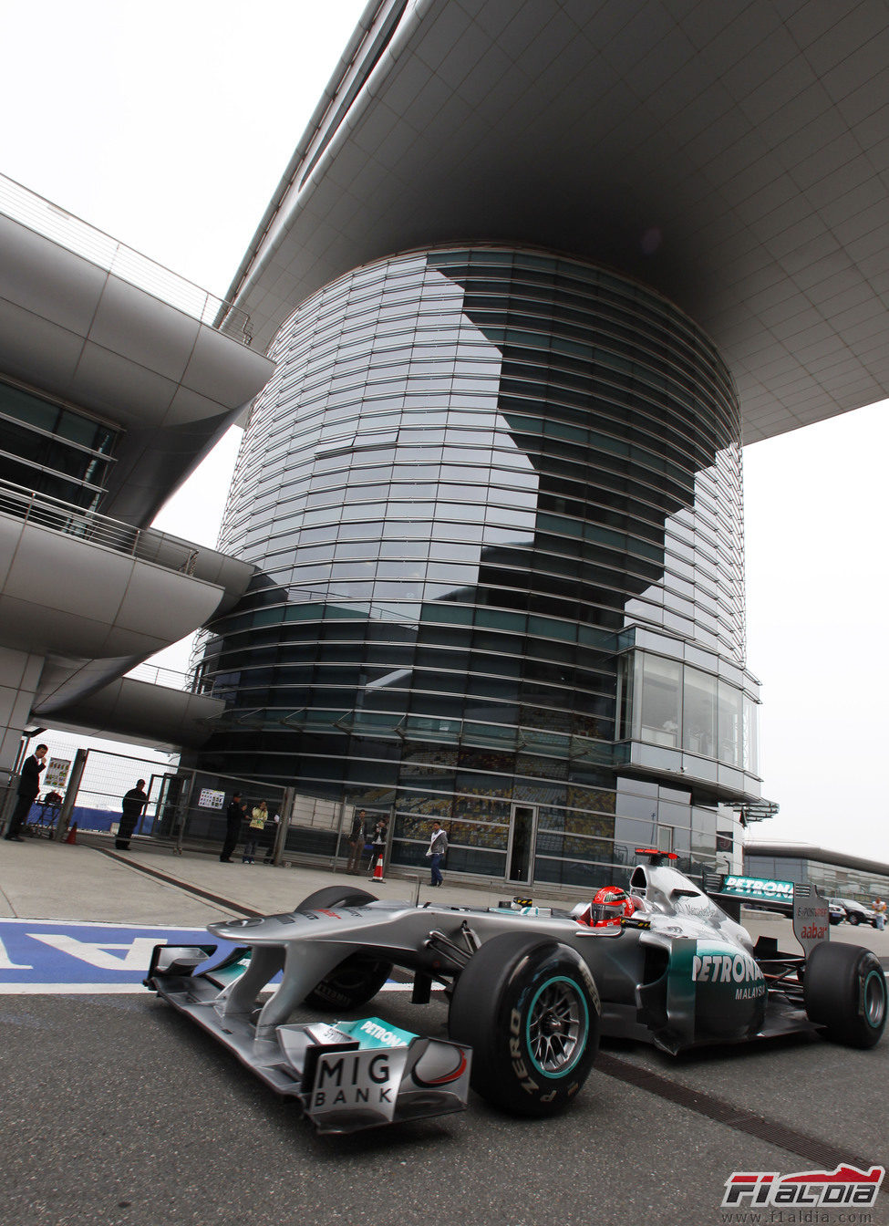 Michael Schumacher entrando a boxes en Shanghai 2011