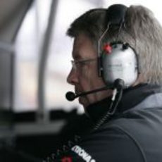 Ross Brawn en el muro durante la clasificación del GP de China 2011