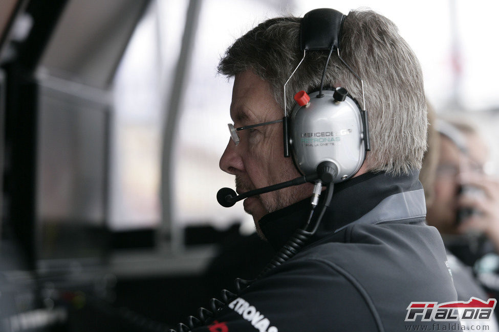 Ross Brawn en el muro durante la clasificación del GP de China 2011