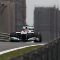 Michael Schumacher rueda durante la clasificación en China 2011