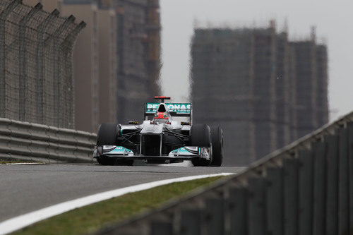 Michael Schumacher rueda durante la clasificación en China 2011