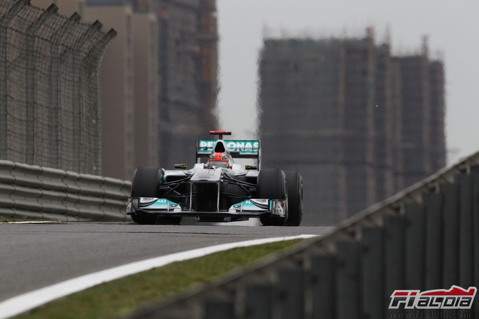 Michael Schumacher rueda durante la clasificación en China 2011