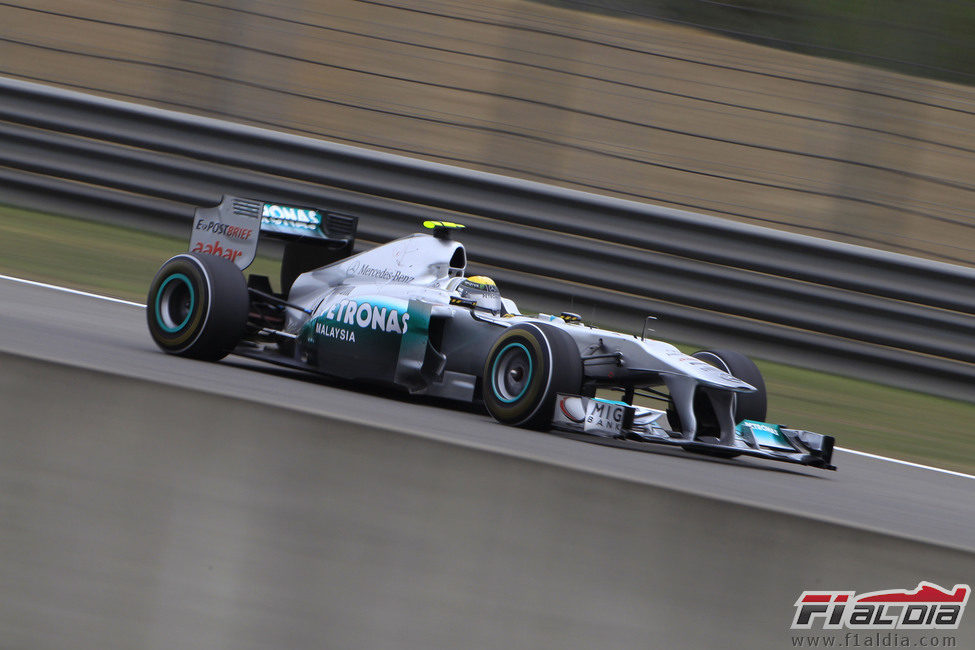 Nico Rosberg rueda durante la jornada del sábado en Shanghai