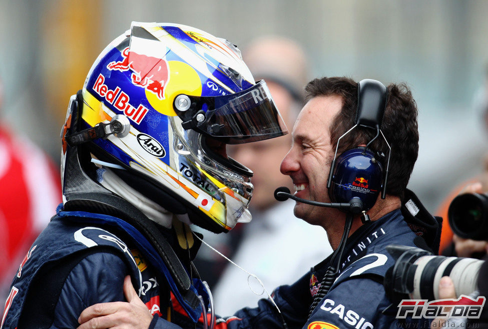 Vettel celebra su pole en el GP de China con sus mecánicos