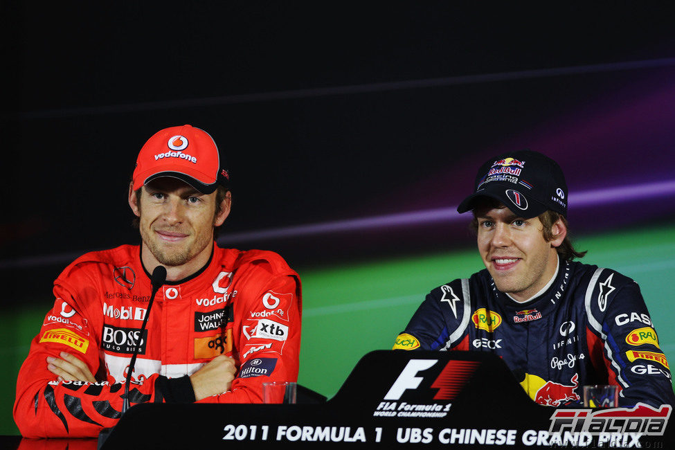 Button y Vettel sonrientes tras la clasificación de China 2011