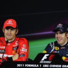 Button y Vettel sonrientes tras la clasificación de China 2011