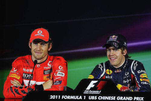 Button y Vettel sonrientes tras la clasificación de China 2011