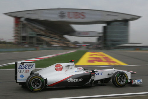 Kobayashi se encamina hacia el 'pit lane' en el GP de China 2011