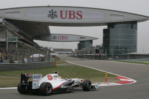 Pérez toma la última curva en el GP de China 2011