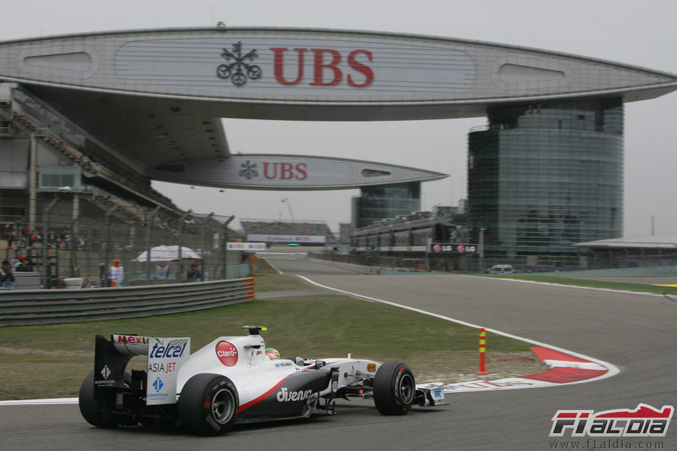 Pérez toma la última curva en el GP de China 2011