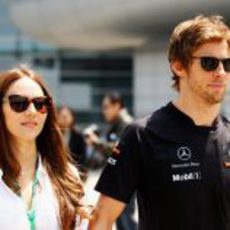 Jessica Michibata y Jenson Button en el GP de China 2011