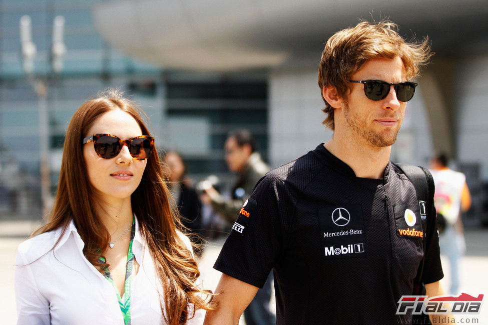 Jessica Michibata y Jenson Button en el GP de China 2011