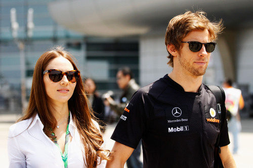 Jessica Michibata y Jenson Button en el GP de China 2011