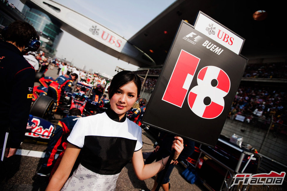 La 'pitbabe' de Sébastien Buemi en el GP de China 2011