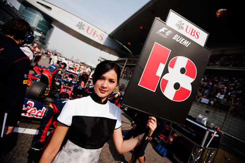 La 'pitbabe' de Sébastien Buemi en el GP de China 2011