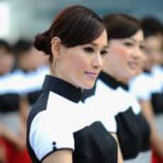 Guapas modelos chinas hacen de 'pit-babes' en el Gran Premio de su país