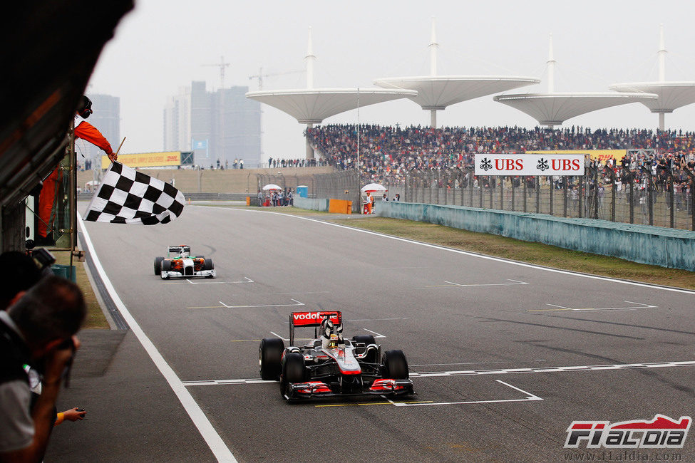 Bandera a cuadros para Hamilton en el GP de China 2011