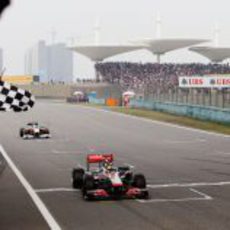 Bandera a cuadros para Hamilton en el GP de China 2011