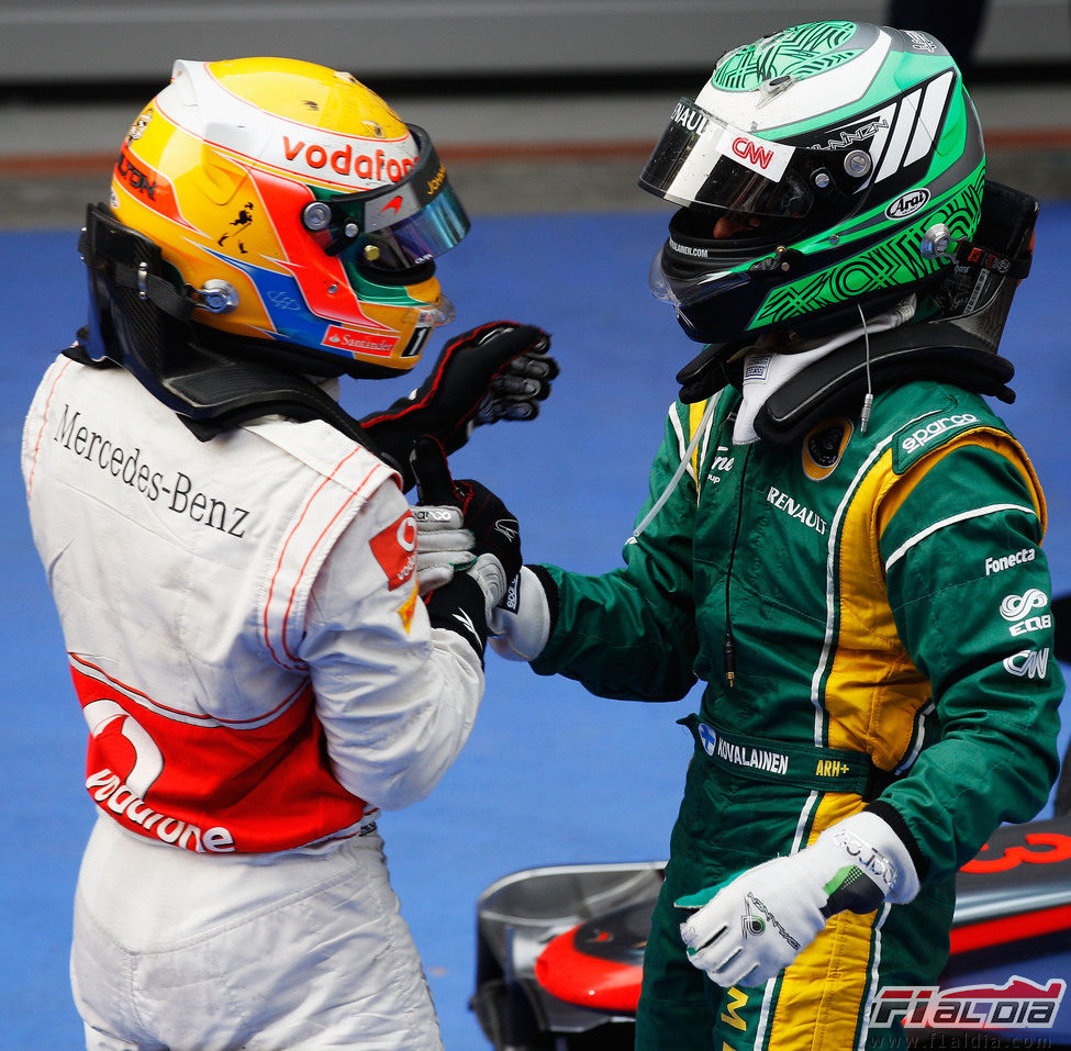 Kovalainen felicita a Hamilton por su victoria en el GP de China 2011