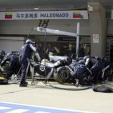 Pastor Maldonado durante una parada en boxes del GP de China 2011