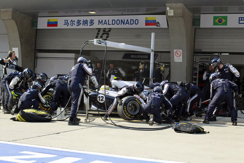 Pastor Maldonado durante una parada en boxes del GP de China 2011