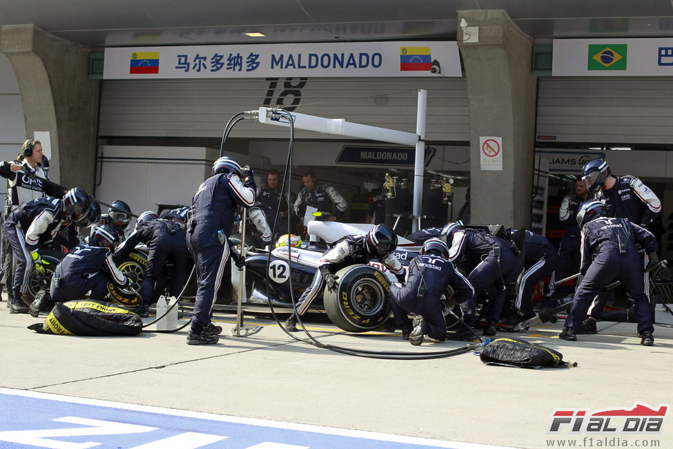 Pastor Maldonado durante una parada en boxes del GP de China 2011