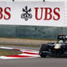 Kovalainen tomando una curva del GP de China 2011