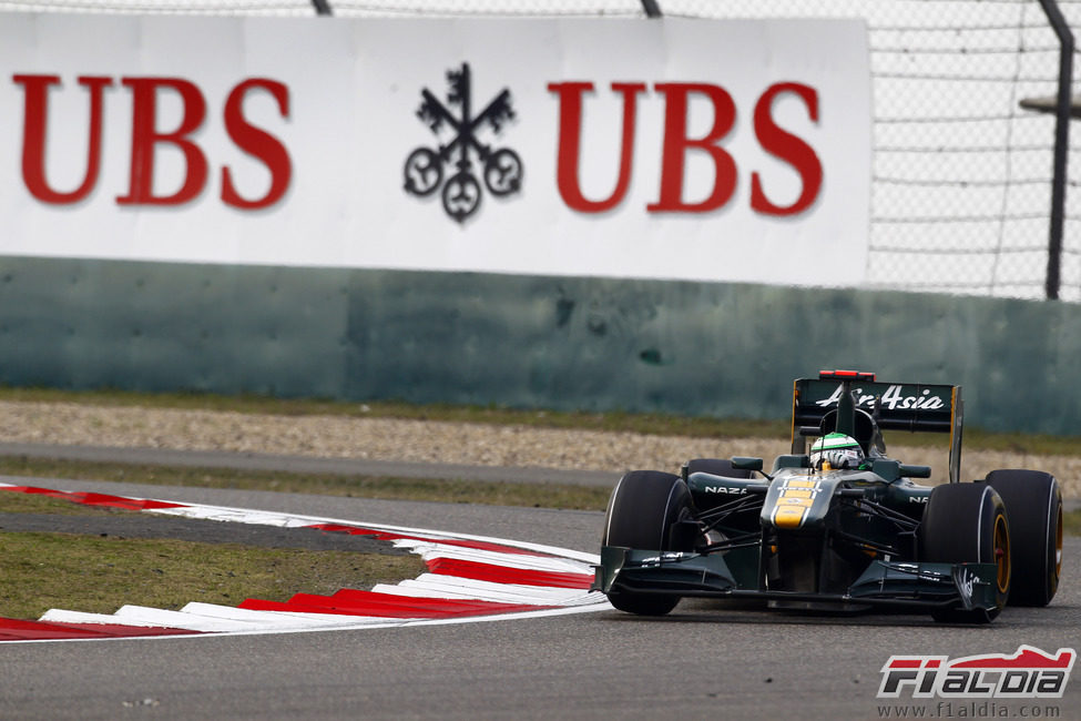 Kovalainen tomando una curva del GP de China 2011