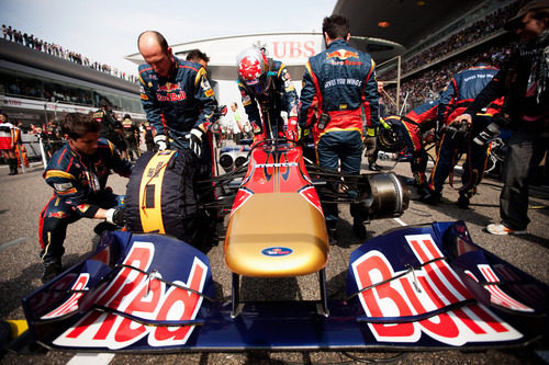 Sebastien Buemi subiéndose al monoplaza