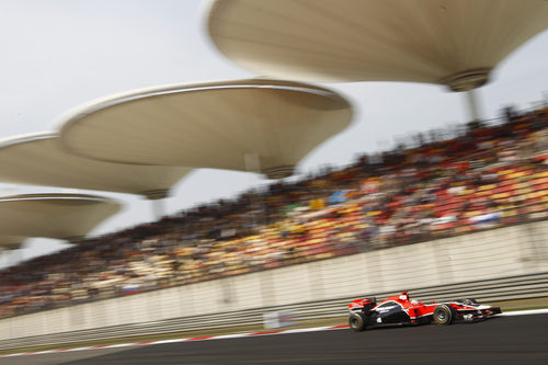 Timo Glock rueda durante el GP de China 2011