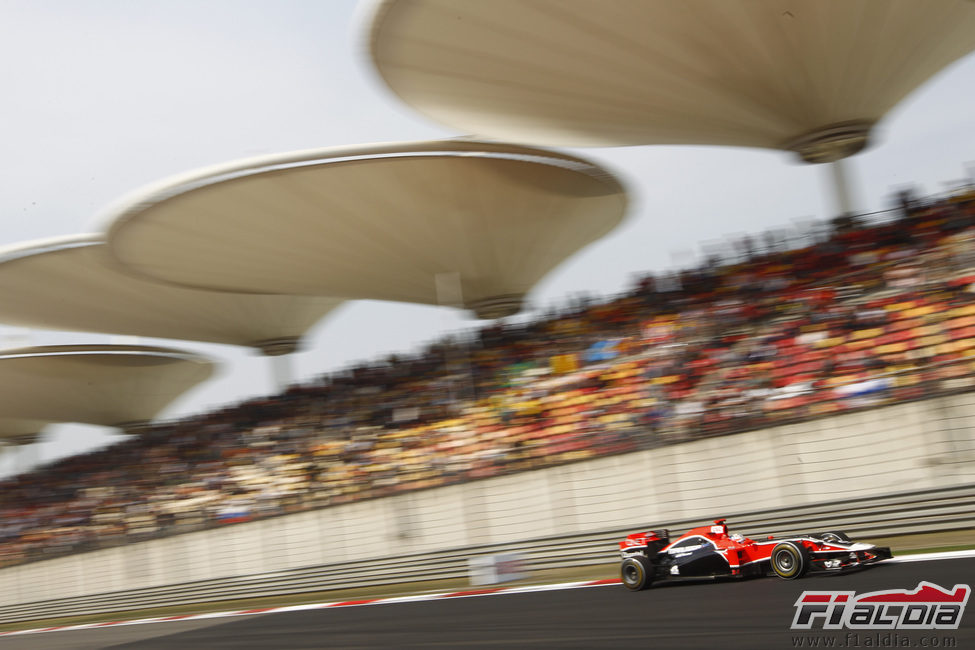 Timo Glock rueda durante el GP de China 2011