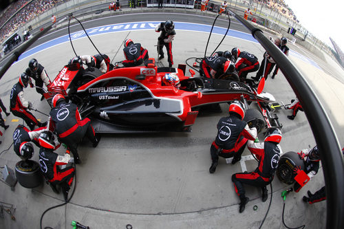 Parada en boxes para Timo Glock en China 2011