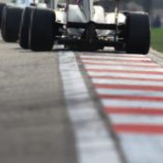 Los dos Lotus Renault GP encaran la recta principal