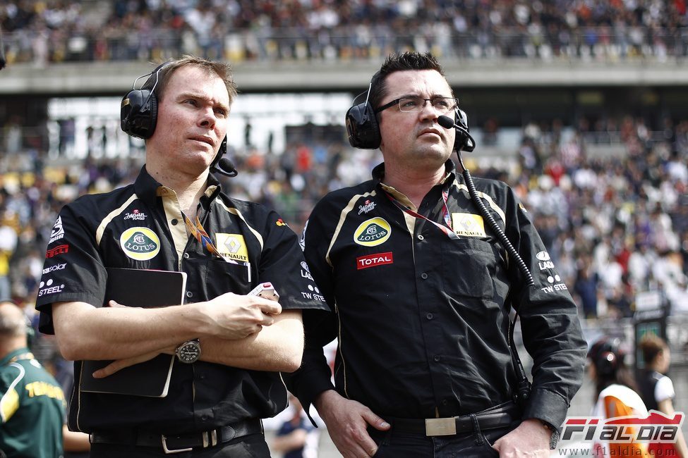 Alan Permane y Eric Boullier en la parrilla de China 2011