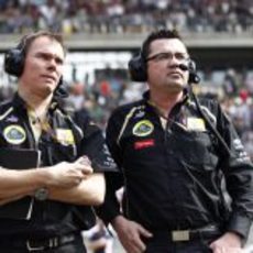 Alan Permane y Eric Boullier en la parrilla de China 2011