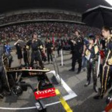 Vitaly Petrov en la parrilla del GP de China 2011