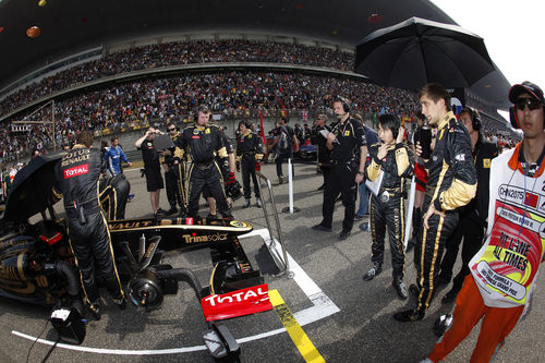 Vitaly Petrov en la parrilla del GP de China 2011